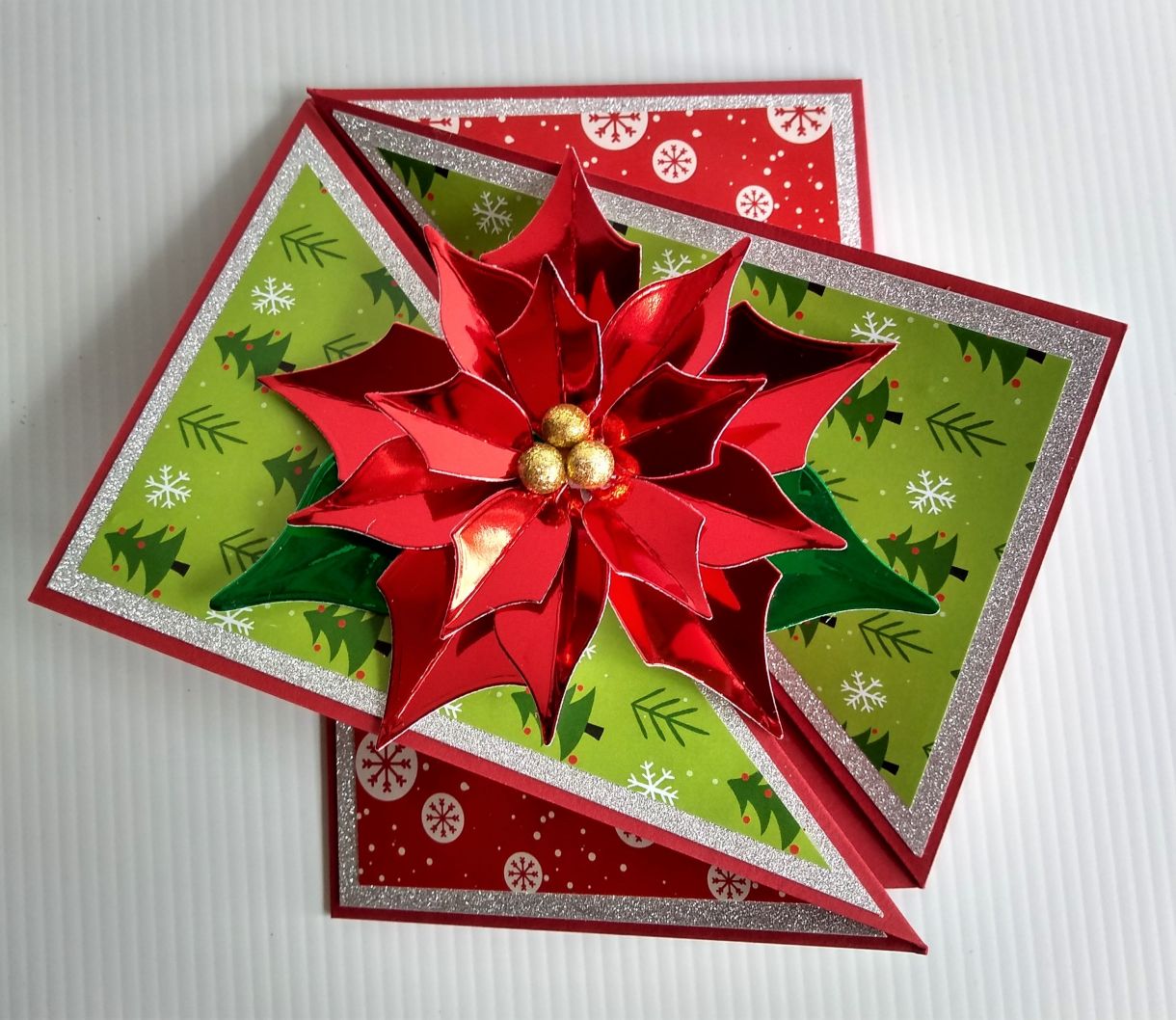 Poinsettia Twist Fold Card 1